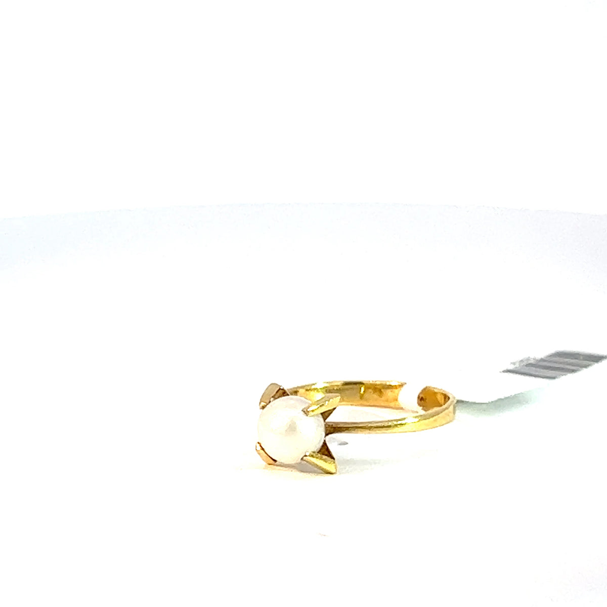 14 kt Pearl Ring.