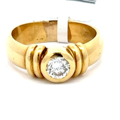 18 kt ring with stone.